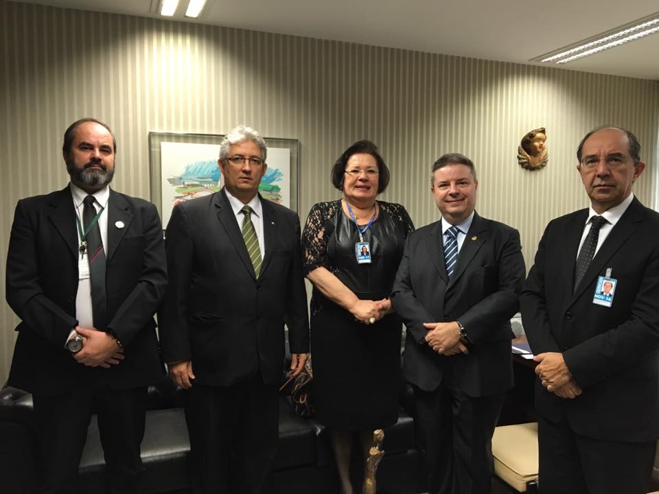 Senador recebe representantes da CONAMP para discutir projeto que altera Lei Maria da Penha