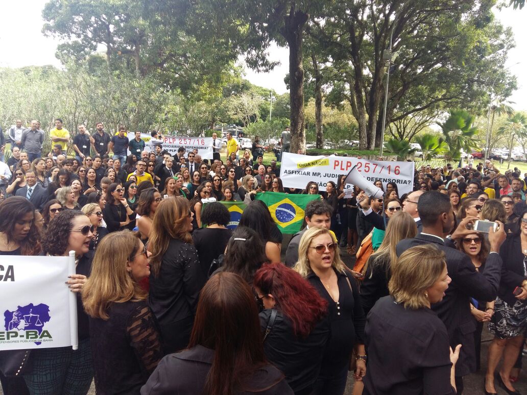 Membros do MP da Bahia realizam manifestação contra o PLP 257/2016
