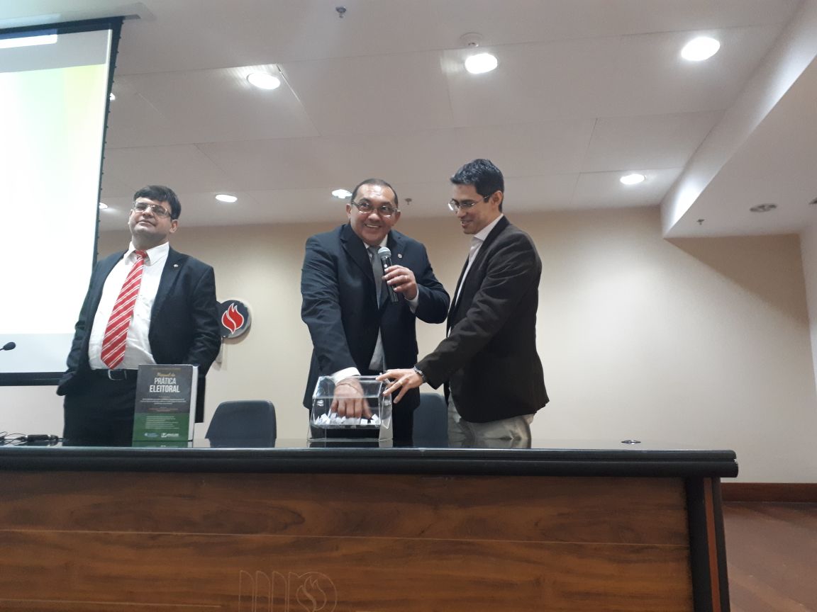 Sorteio do livro “Manual de Prática Eleitoral”. Veja quem ganhou
