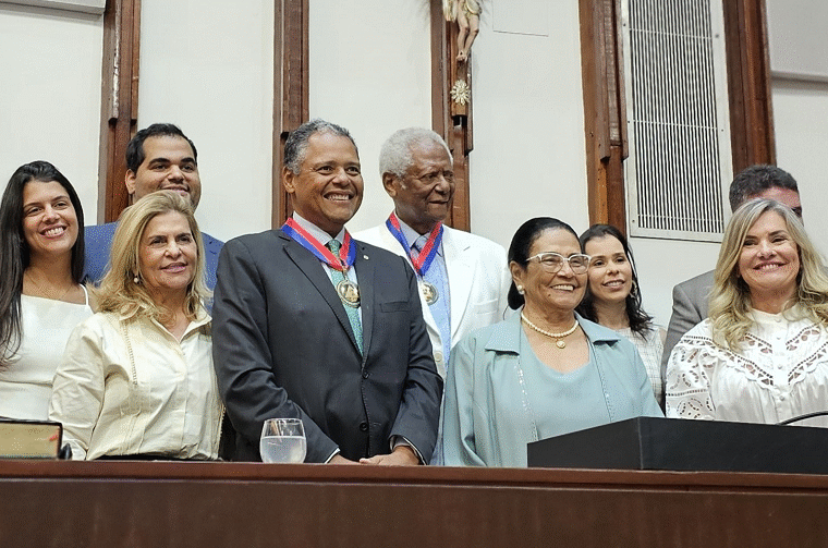 Com presença da AMPEB, AL-BA homenageia Edvaldo e Antonio Brito